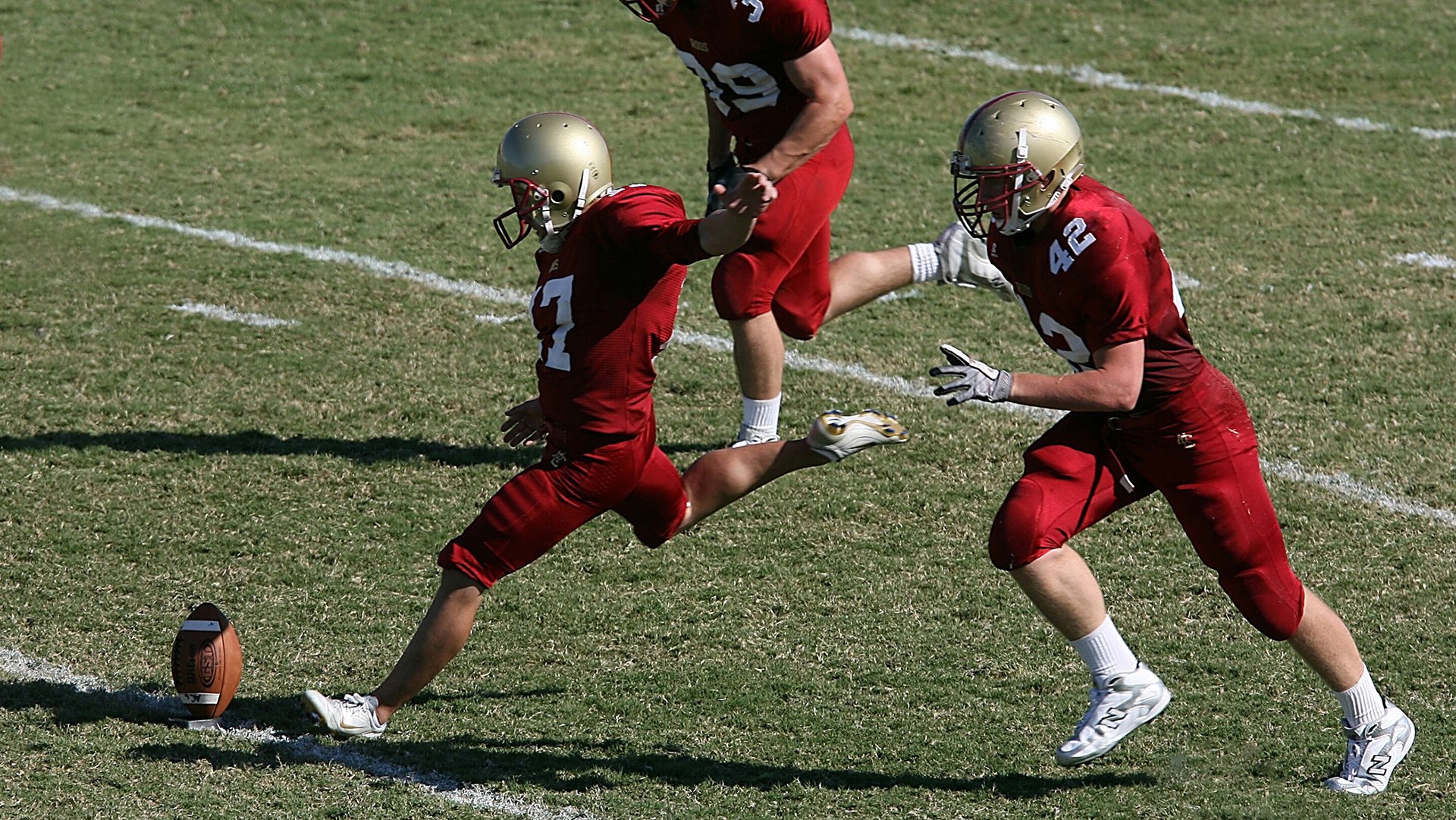 精彩比赛被球迷用掌声和欢呼声加以回应，足球赛场上观众人声鼎沸