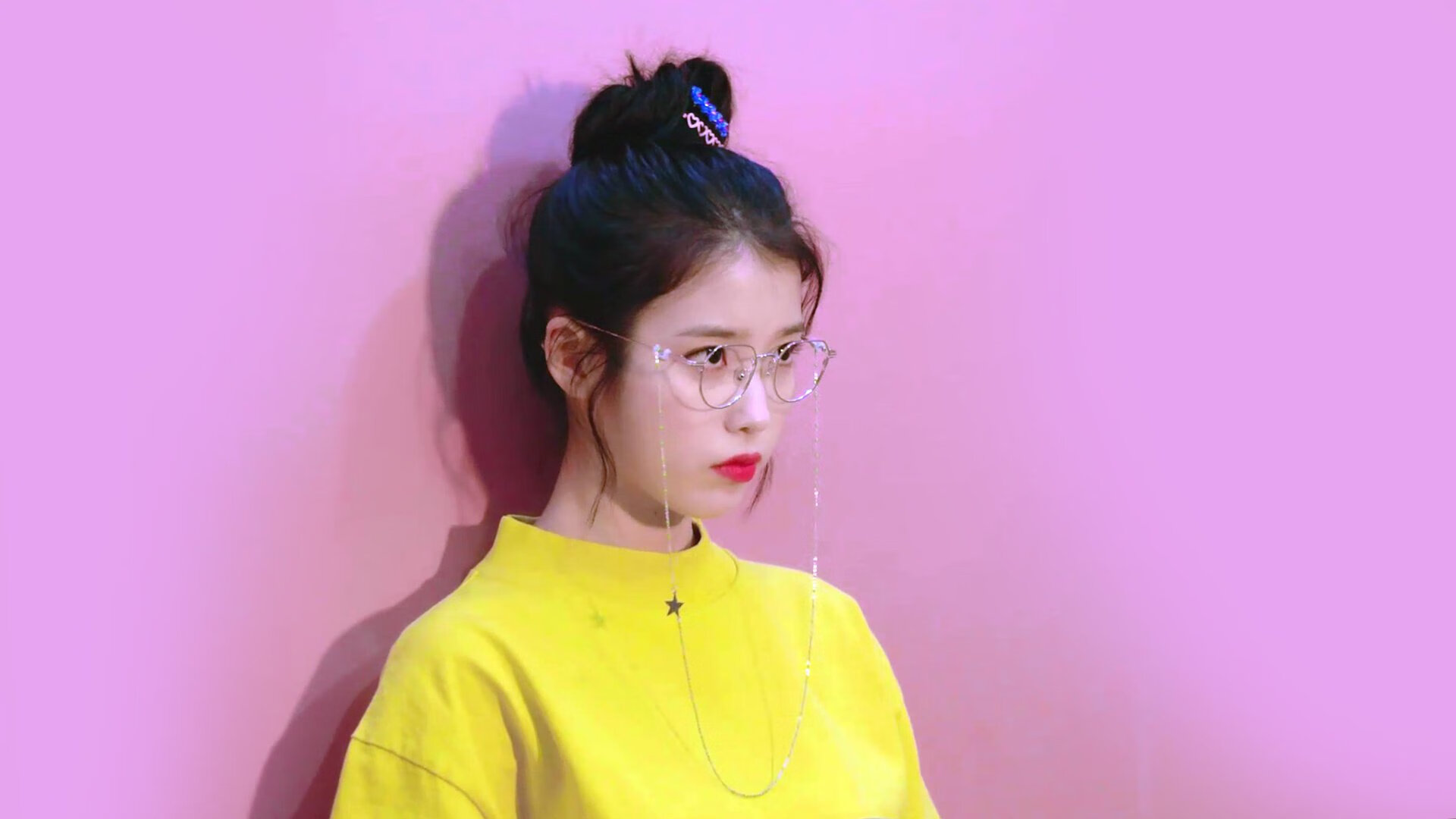 精彩比赛被球迷用掌声和欢呼声加以回应，足球赛场上观众人声鼎沸