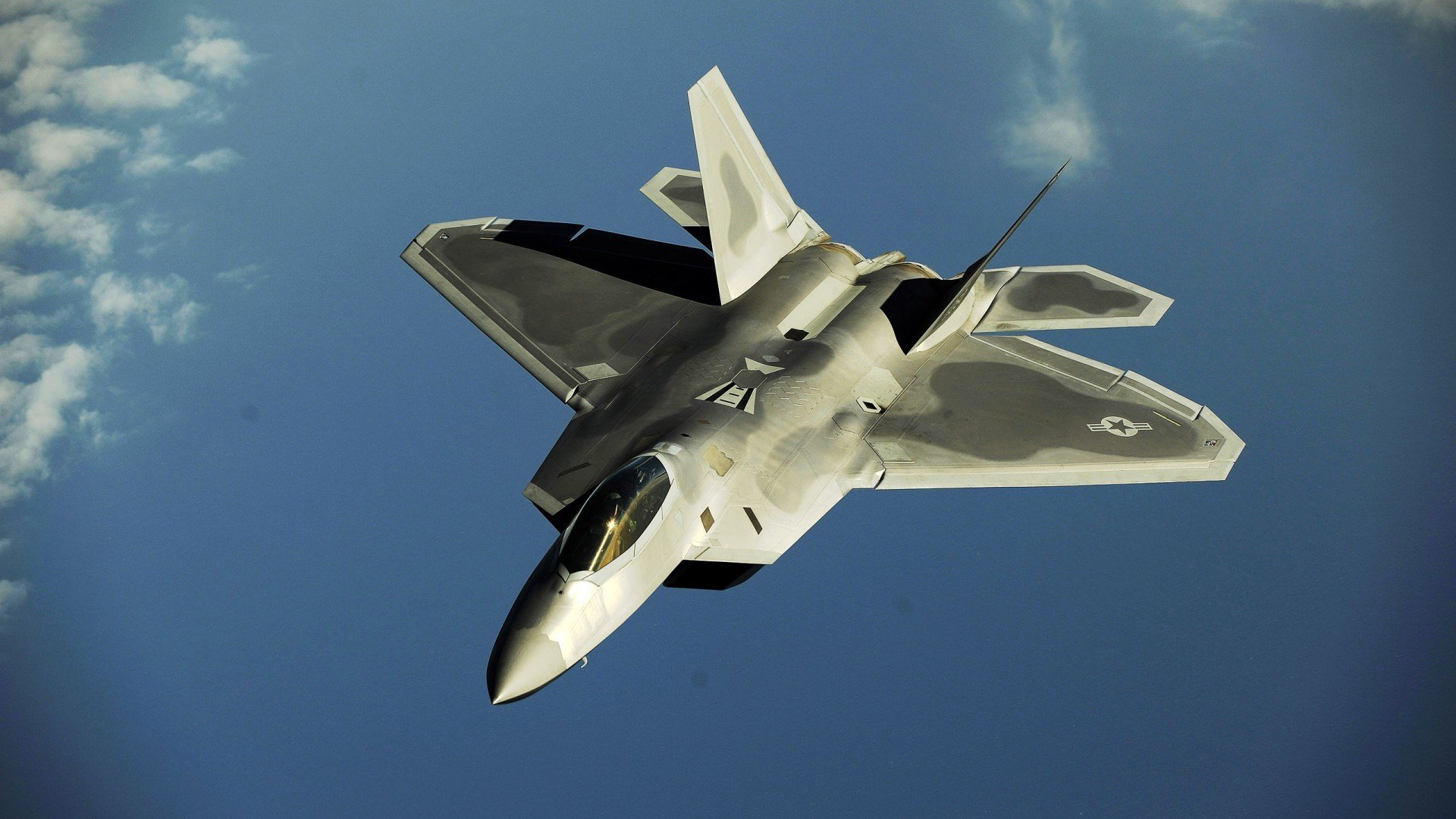 隆戈的橄榄球技巧与强大身体素质，让他成为无可替代的边锋，隆巴尔迪橄榄球教练