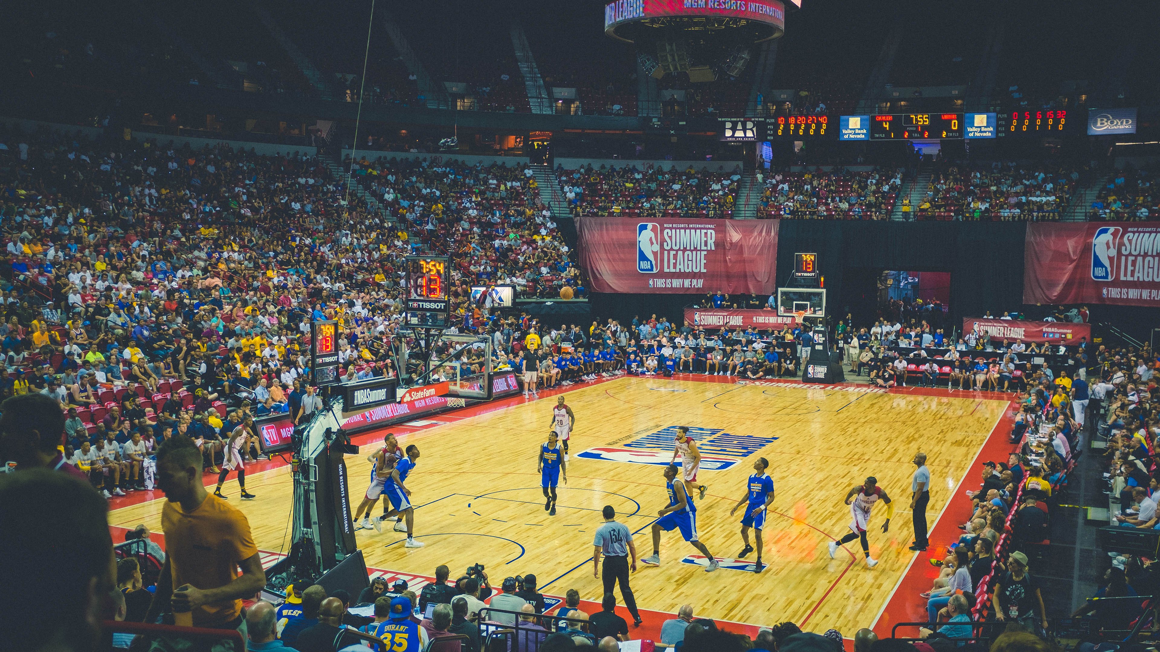 观众席上的热情互动掀起高潮，观众热烈