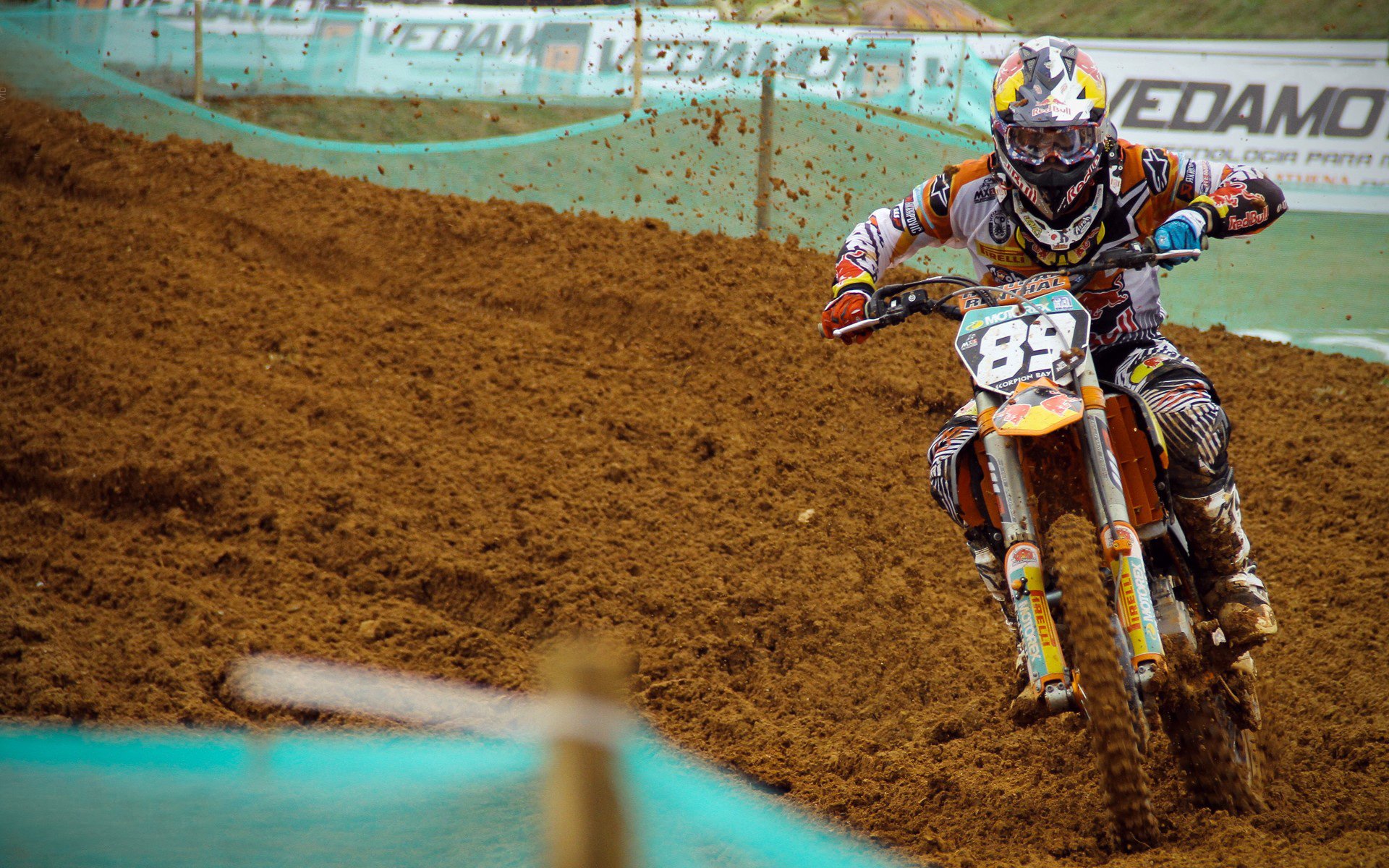 雪太大，塞内加尔球员脚底打滑完成“冰上倒钩”，塞内加尔摔跤